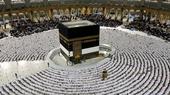 Menschen beten in der Großen Moschee und verneigen sich in Richtung Kaaba 