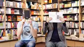 صورة رمزية - قراءة الكتب ورقياً واإلكترونياً. Symbolbild Ein Mann hält sich ein elektronisches Buch, E-Book-Reader, ein anderer Mann ein konventionelles Buch vor das Gesicht - Bild picture-allianceS. Kiefer