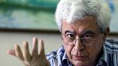 Elias Khoury mit erhobener rechter Hand. 