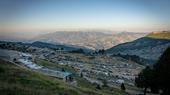 Der Berg Tomorr im Südwesten Albaniens ist Ort einer jährlichen Pilgerfahrt im Monat August, die den Gläubigen Heilung und Glück bringen soll. Das Fest erinnert an Abbas ibn Ali, einen muslimischen Heiligen, der im 7. Jahrhundert in der Schlacht von Kerbela getötet wurde; Foto: Philipp Breu
