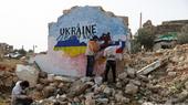 Solidarität mit der Ukraine in Idlib von den syrischen Künstler Aziz Asmar and Anis Hamdoun. (Foto: Omar Haj Kadour/AFP via Getty Images)