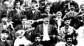 الموسيقار اليهودي الجزائري إدموند ناثان يافيل في الوسط بكمانه وشاربه اللافت للنظر.