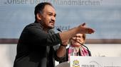 Dinçer Güçyeter wuchs als Sohn türkischer Einwanderer am Niederrhein auf. Sein mit dem Preis der Leipziger Buchmesse ausgezeichneter Roman sei Menschen wie seiner Mutter gewidmet, die lange „hinter der Fassade gehalten wurden“, sagt der Autor im DLF-Gespräch (27.4.20283)