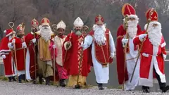 From a Christian point of view, the consumer-oriented Father Christmas of the gift industry has nothing to do with Bishop Nicholas (image: picture-alliance/dpa/M. Schrader)