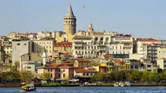 صورة من: picture-alliance/All Canada Photos/I. Cook  - مدينة إسطنبول التركية على مضيق البوسفور.   Strassenszene in Istanbul