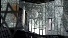 Eine zerbrochene Glasscheibe mit dem Judenstern nach einem Anschlag auf eine Synagoge in Istanbul