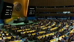 Blick auf die UN-Generalversammlung und einen Bildschirm mit den Ergebnissen der Abstimmung