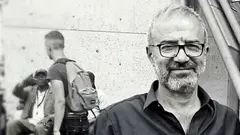 Hussein Bin Hamza wurde in einer kurdischen Familie im syrischen Al-Hasaka geboren. Er gilt als einer der bedeutendsten poetischen Stimmen seiner Generation in der arabischen Welt. A