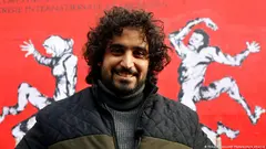 الصورة في باريس عام 2019 - وُلد مراد سبيع عام 1987 في محافظة ذمار اليمنية وقد بدأ الرسم على الجدران بعد ثورة عام 2011 إبان "الربيع العربي". 