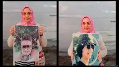 جليلة تمسك بصورة ابنيها اللذين توفيا غرقا في البحر المتوسط أثناء محاولتهم الهجرة من تونس إلى أوروبا.