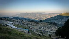 Der Berg Tomorr im Südwesten Albaniens ist Ort einer jährlichen Pilgerfahrt im Monat August, die den Gläubigen Heilung und Glück bringen soll. Das Fest erinnert an Abbas ibn Ali, einen muslimischen Heiligen, der im 7. Jahrhundert in der Schlacht von Kerbela getötet wurde; Foto: Philipp Breu