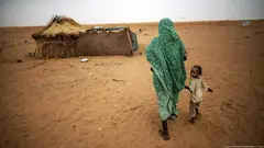 Eine Frau mit ihrem Kind in Darfur, Westsudan