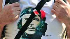 صورة تشي جيفارا (أحد رموز اليسار) على قميص أبيض.