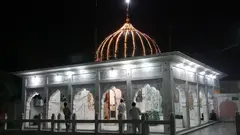 ضريح الشاه جمال - مُضاءً في مدينة لاهور - باكستان.