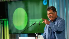 محمد عبلة من مصر الحائز على وسام غوته الألماني في حفل توزيع الجوائز في مدينة فايمار الألمانية.