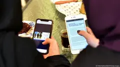 نساء يتصفحن الإنترنت في هواتفهن الذكية - السعودية.