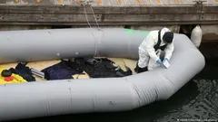 قارب مطاطي على جنبات نهر إيفروس، كان يحمل مهاجرين غرقوا في وقت سابق. نهر إيفروس.. مقبرة أحلام شباب كانوا ضحية جشع المهربين! على جنبات نهر إيفروس الواقع بين تركيا واليونان.