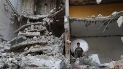 Im Schatten des Ukraine-Krieges hat sich die Welt mit einem Konflikt arrangiert, der für Deutschland teuer und folgenreich ist, schreibt Kristin Helberg: der Krise in und um Syrien. Berlin gibt Jahr für Jahr eine Milliarde Euro für die Syrien-Hilfe der Vereinten Nationen aus, doch noch immer stellen Syrerinnen und Syrer die meisten Erstanträge auf Asyl. Die Tatsache, dass es den Menschen in Syrien so schlecht geht wie noch nie, sollte die Verantwortlichen wachrütteln. 