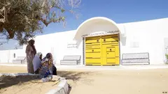 فاجعة غرق مهاجرين قبالة سواحل مدينة جرجيس هزت تونس ولا يزال بعض الأهالي ينتظرون كشف مصير أبنائهم.