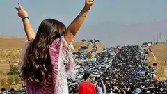 أوضحت وكالة "إيسنا" أن "قرابة 10 آلاف شخص، خصوصا من أهالي مدينة سقز، لكن أيضا من المدن المجاورة، توجهوا" الى المقبرة لإحياء الأربعين. (26/10/2022)