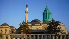 تركيا - قبر حلال الدين الرومي - تظهر لافتة من بلدية مدينة قونية التركية باللغة الفارسية. 