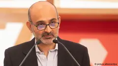  الكاتب محسن حميد الباكستاني البريطاني الذي دَرَسَ في أمريكا.