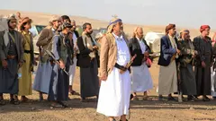 العُرف القَبَلي في اليمن خصوصاً في شماله وشمال شرقه. رجال قبائل يمنية يجتمعون في ساحة عامة لقراءة "قرارات" القبيلة.