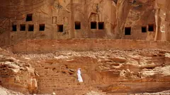  منطقة العلا السعودية - عاصمة أثرية وشاهد على حضارات عربية قديمة: قد تم إدراج الموقع الأثري مدائن صالح بالقرب من العلا على قائمة اليونسكو للتراث العالمي منذ سنة 2008. ففي هذه المنطقة تم نحت 111 مقبرة ضحمة باستخدام الحجر قبل ألفي سنة.