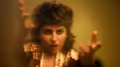 Die Sängerin, Songschreiberin und Multiinstrumentalistin Golnar Shahyar hat mit ihren Prägungen aus Iran, Kanada und Europa eine außergewöhnliche Musik zwischen Jazz, Songwriting und persischen Roots mit starken Texten geschaffen. 