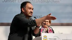 Dinçer Güçyeter wuchs als Sohn türkischer Einwanderer am Niederrhein auf. Sein mit dem Preis der Leipziger Buchmesse ausgezeichneter Roman sei Menschen wie seiner Mutter gewidmet, die lange „hinter der Fassade gehalten wurden“, sagt der Autor im DLF-Gespräch (27.4.20283)