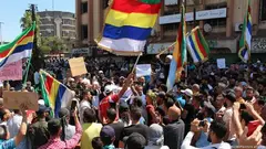 جرى رفع علم "الثورة السورية" في مناطق خاضعة لسيطرة الحكومة لأول مرة منذ سنوات خلال مظاهرات شهدتها مدينة السويداء احتجاجا على تدهور الأوضاع المعيشية. 