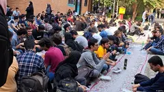 Nach dem Tod der iranischen Kurdin Mahsa Amini waren die Hochschulen ein Zentrum der Anti-Regimeproteste. Jetzt werden kritische Universitätsdozenten entlassen, regimetreue neu angestellt: Das islamische Regime in Teheran gestaltet die Hochschulen des Landes offenbar noch strenger nach seinen Vorstellungen um. 