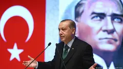 Zum 100. Geburtstag hat die deutsche Journalistin Çiğdem Akyol die Geschichte der türkischen Republik in ihrem Buch "Die gespaltene Republik" neu aufgerollt. 