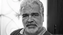  الكاتب السوري خالد خليفة ، الذي سبر أغوار الموت منذ أن ألقى بثقله على حياة السوريّين طيلة العقد الماضي، فارق الحياة مساء أمس السبت، في العاصمة دمشق، تاركاً وراءه عدد من الروايات، محاكياً الألم السوري، من خلال قراءة الراحل للتحولات السياسية والاجتماعية في البلاد. 