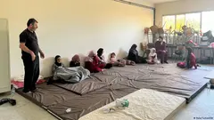 سكان مناطق لبنان الجنوبية الحدودية مع إسرائيل يبحثون عن الأمان داخل مدارس في بقية جنوب لبنان.
